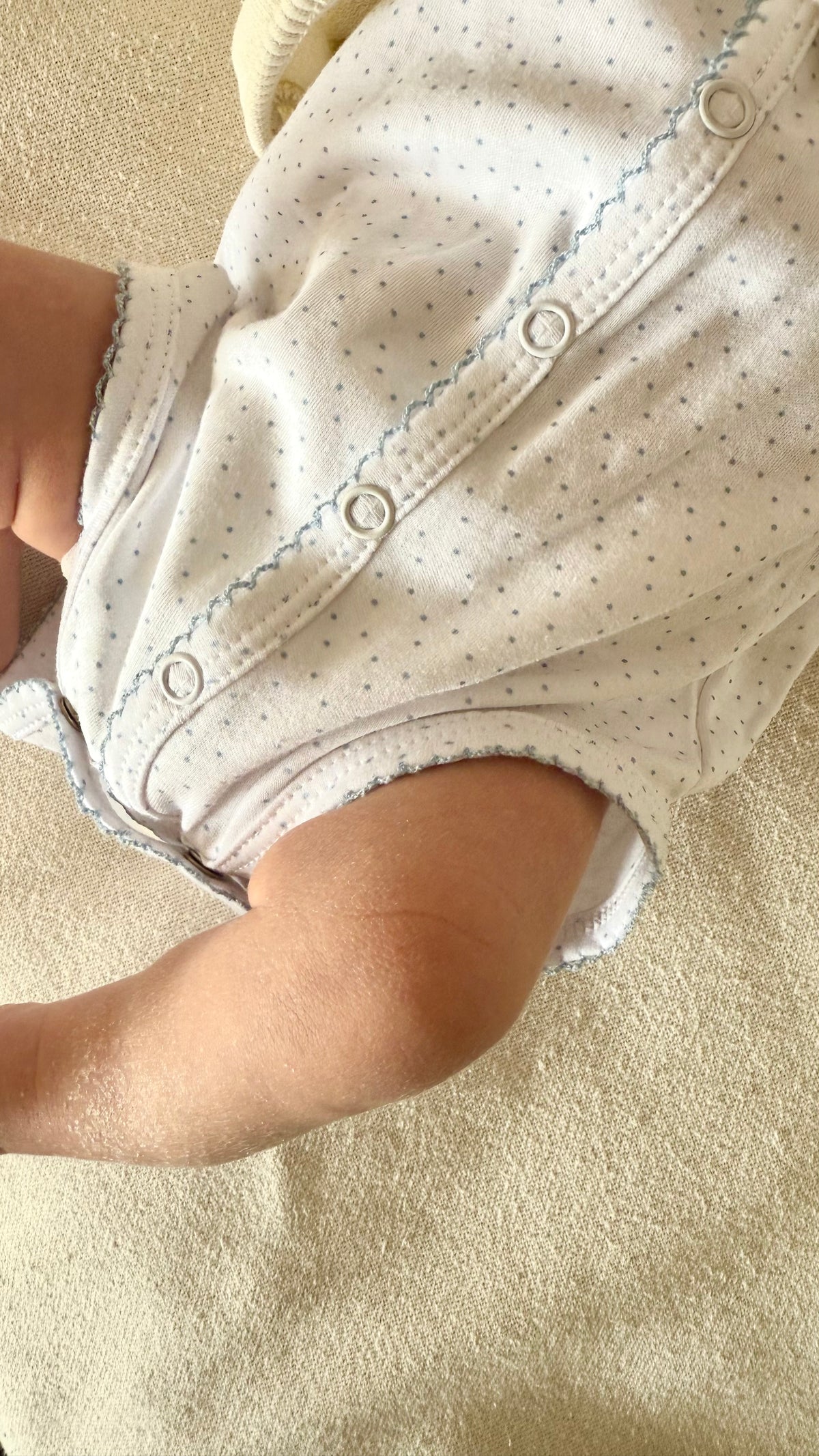 Body 100% algodón pima botones delanteros puntitos celeste