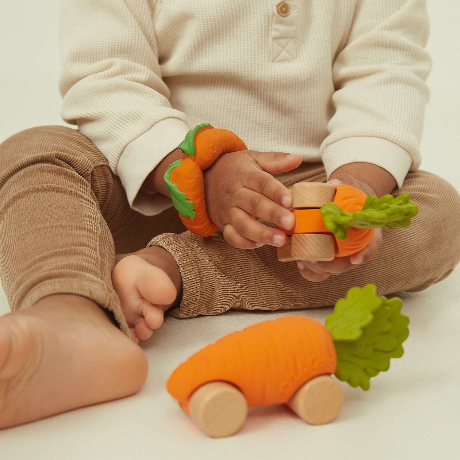 Auto juguete bebé Cathy the Carrot- Oli & Carol