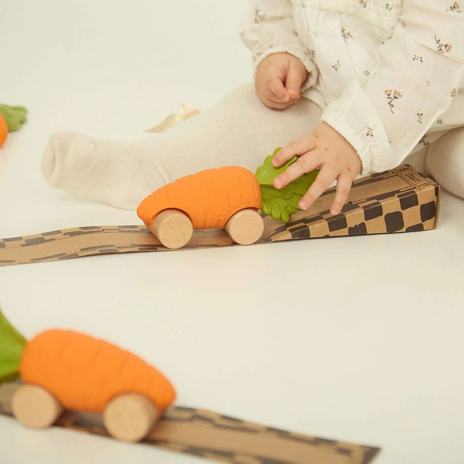 Auto juguete bebé Cathy the Carrot- Oli & Carol